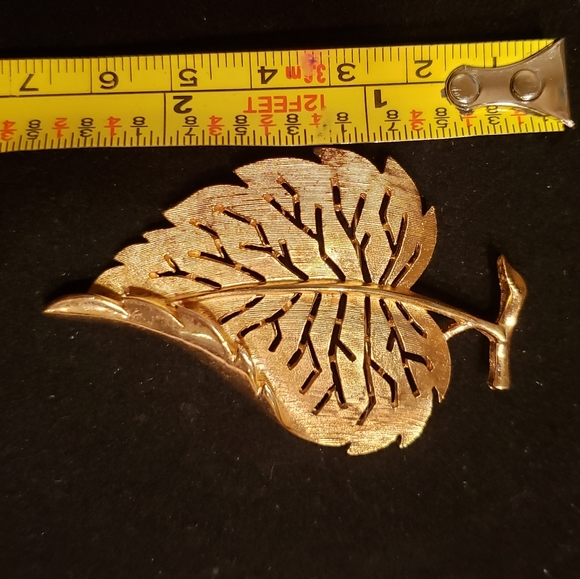 Crown Trifari Signed vintage gold leaf brooch - Picture 5 of 9